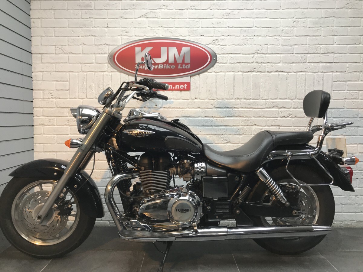 Triumph BONNEVILLE AMERICA