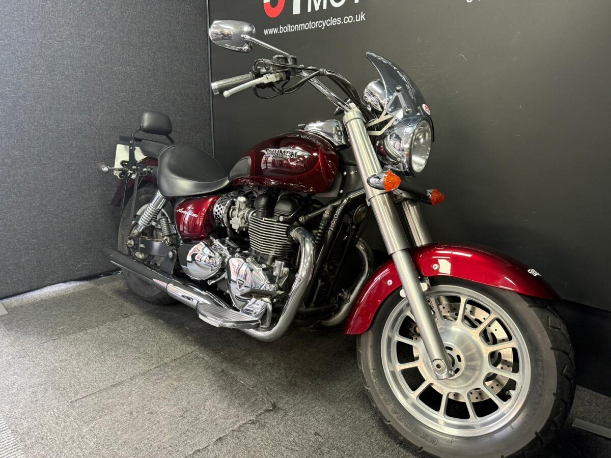 Triumph BONNEVILLE AMERICA 8