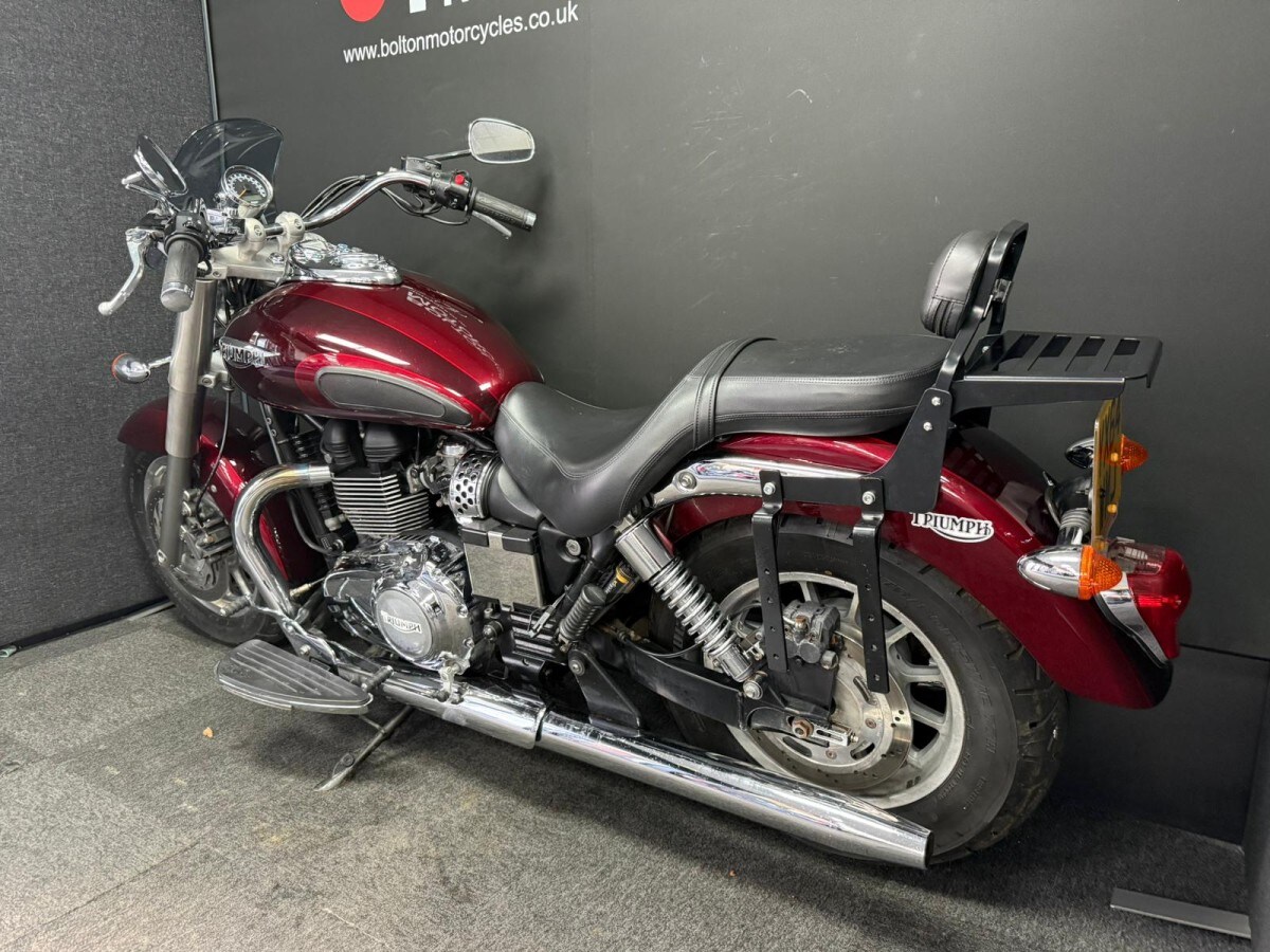 Triumph BONNEVILLE AMERICA 8