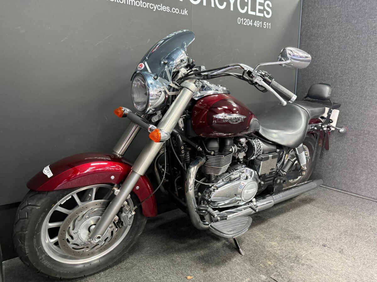 Triumph BONNEVILLE AMERICA 8