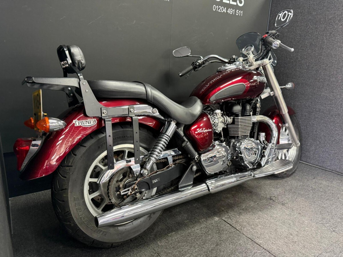 Triumph BONNEVILLE AMERICA 8