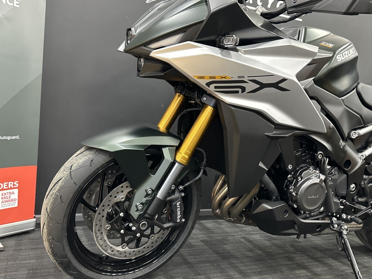 Suzuki GSX-S1000 GX +