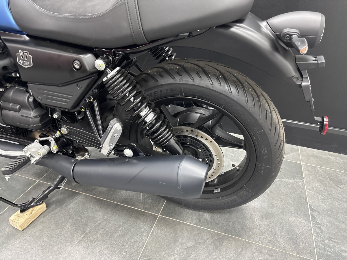 Moto Guzzi V7 Stone