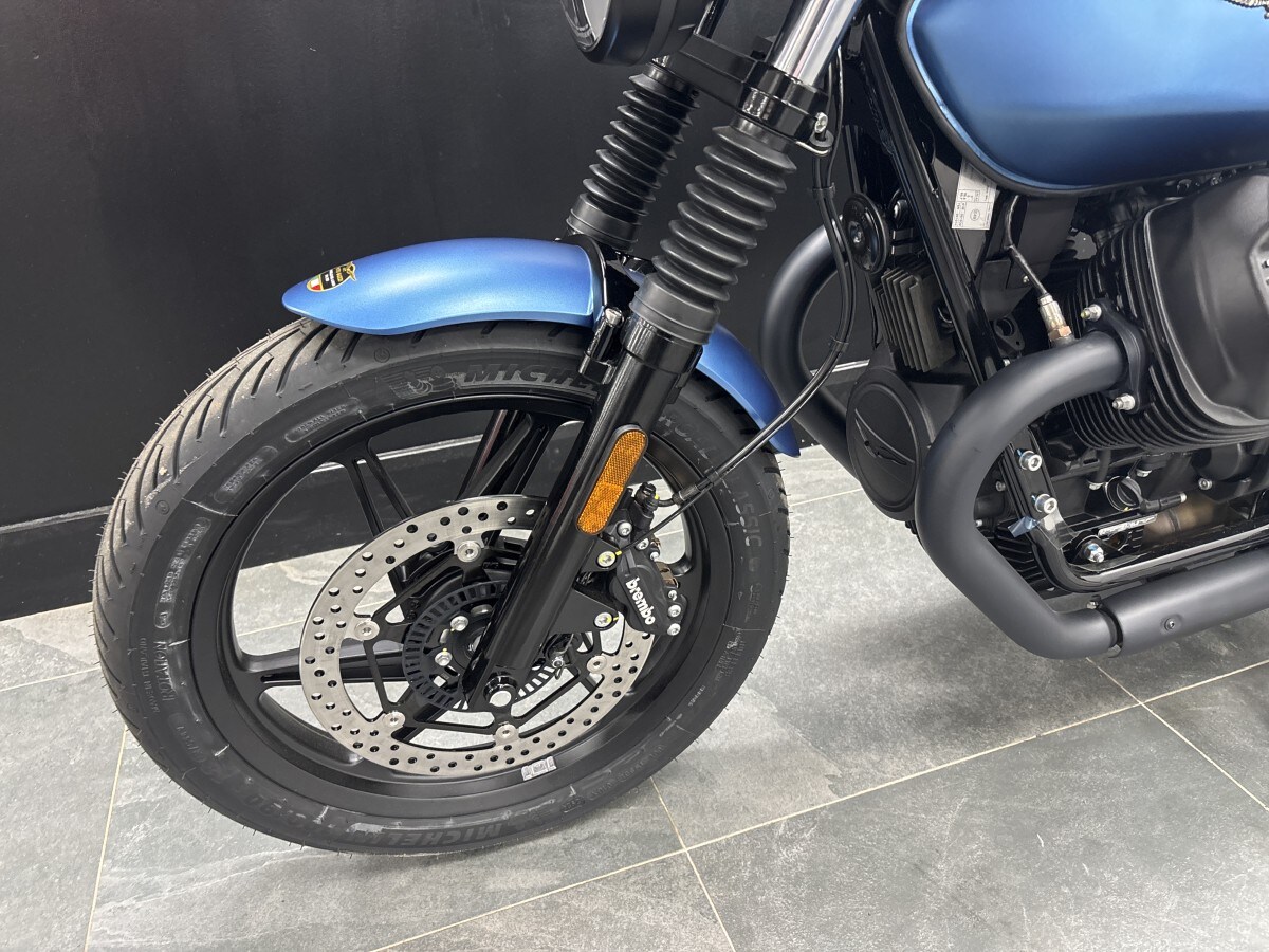 Moto Guzzi V7 Stone