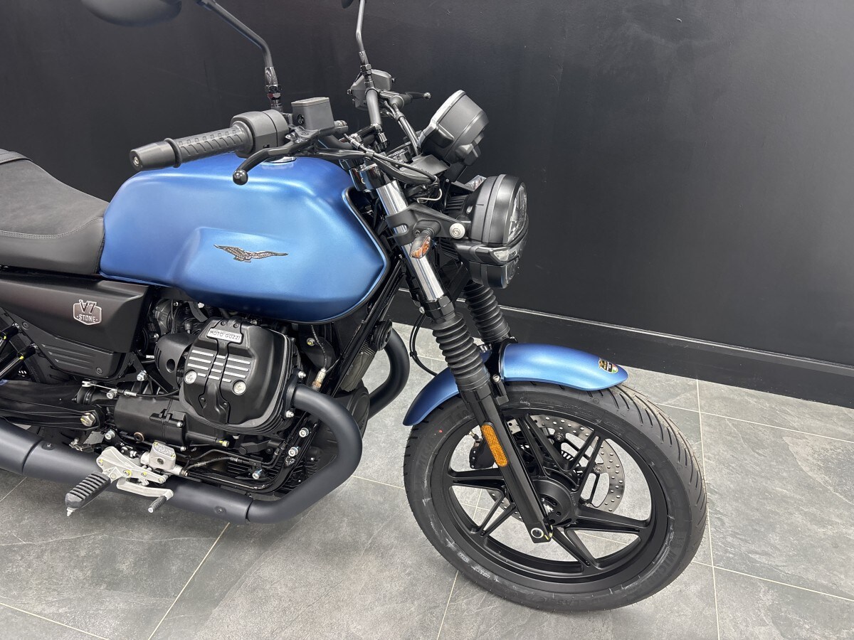Moto Guzzi V7 Stone