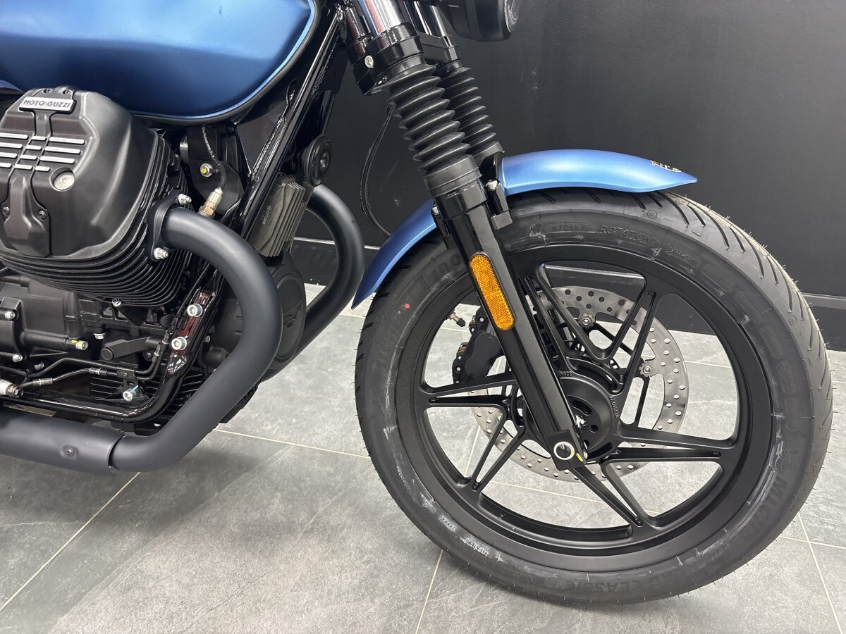 Moto Guzzi V7 Stone