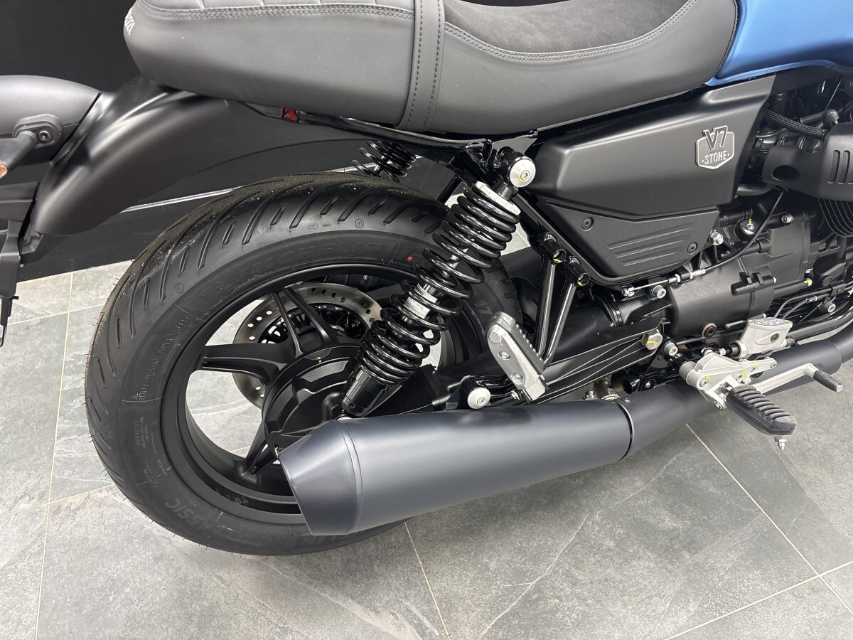 Moto Guzzi V7 Stone