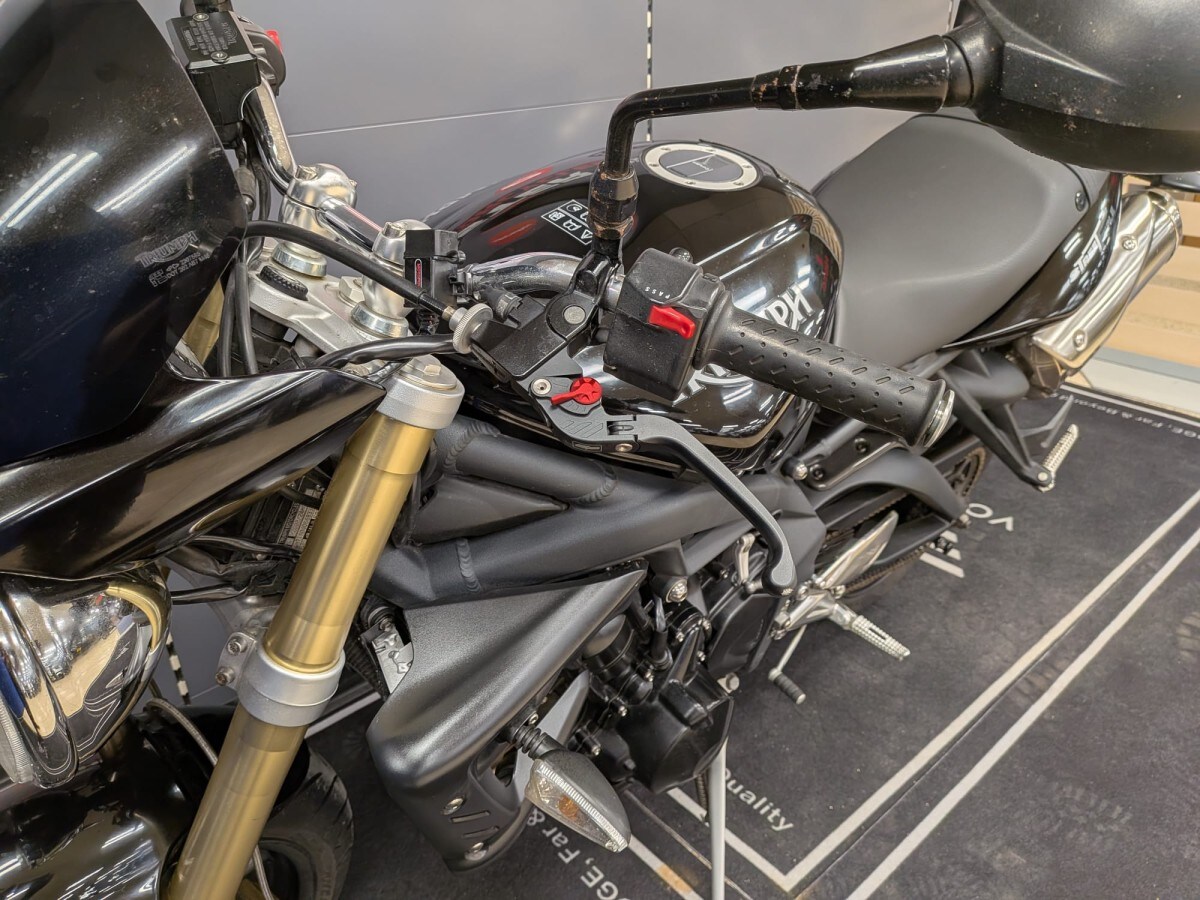 Triumph STREET TRIPLE