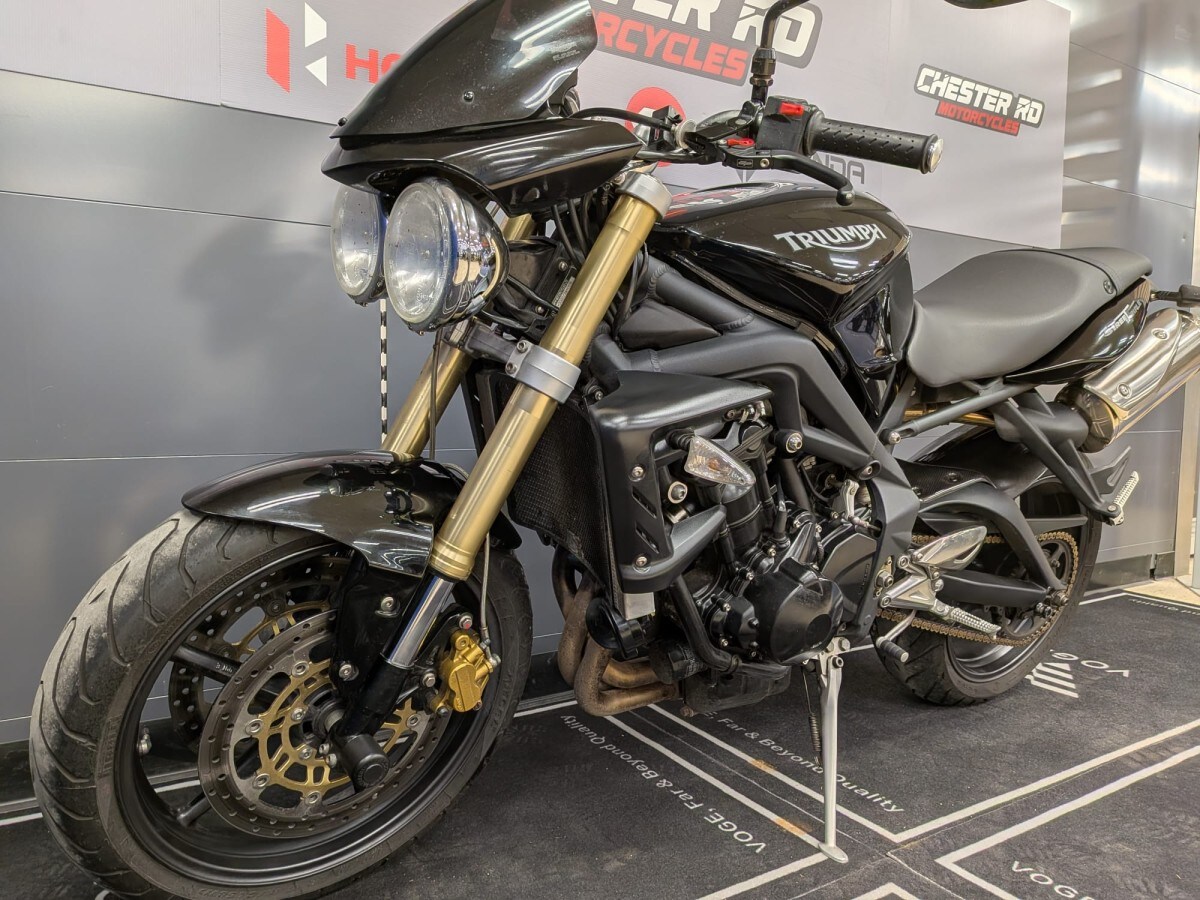 Triumph STREET TRIPLE