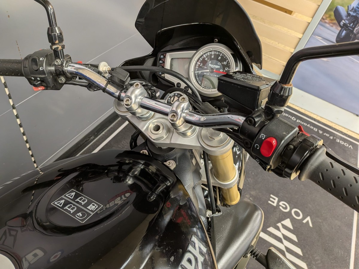 Triumph STREET TRIPLE