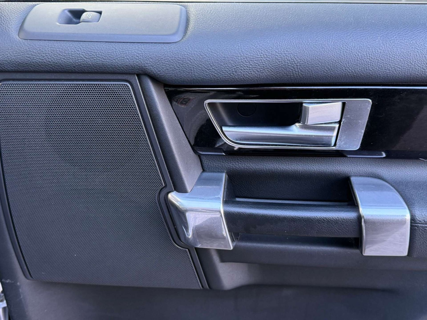 Used Land Rover Discovery 4 2015 for sale - 77001240: Photo 38