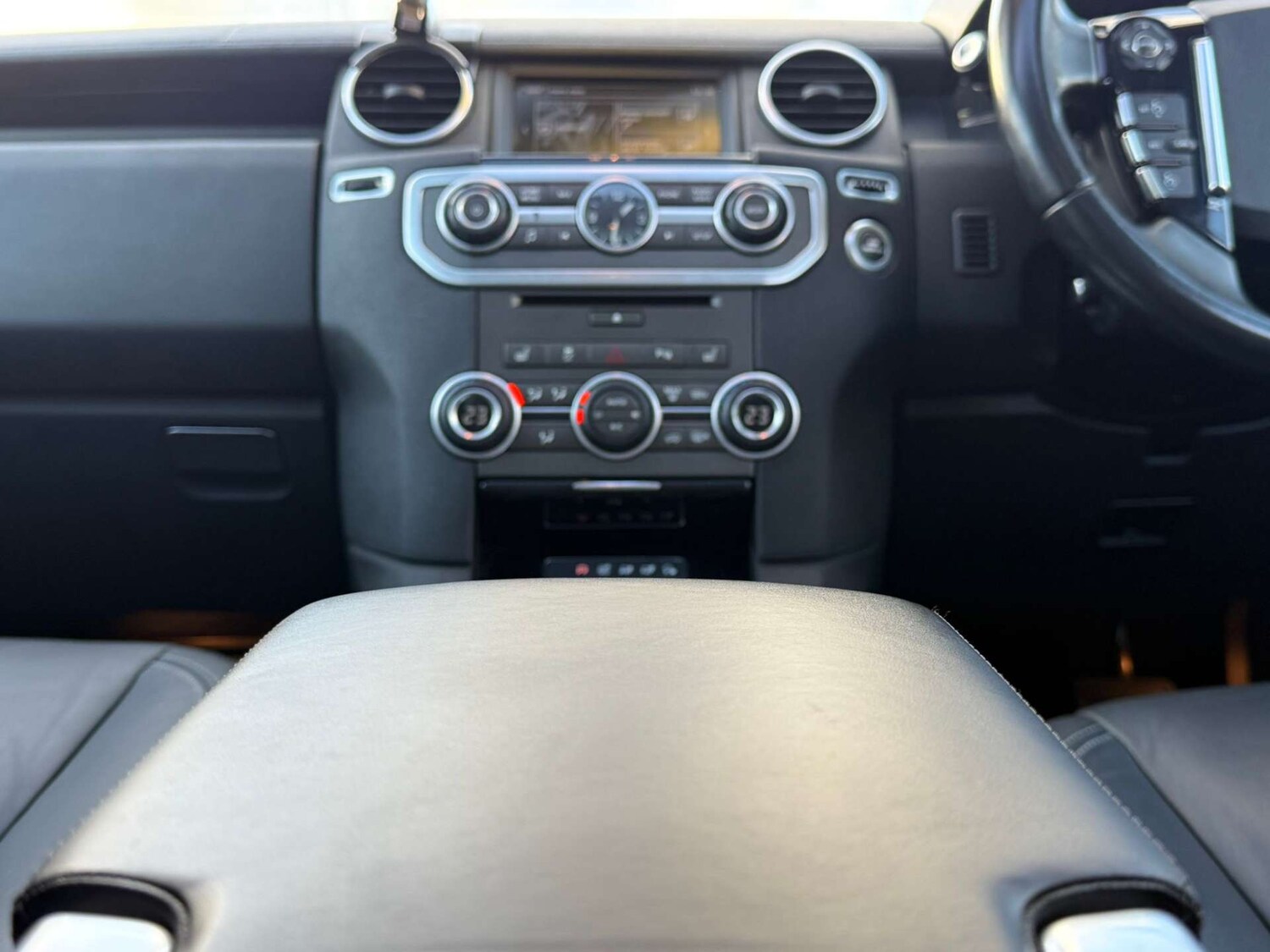 Used Land Rover Discovery 4 2015 for sale - 77001240: Photo 40