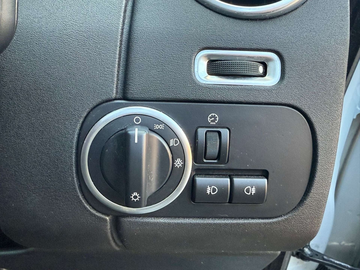 Used Land Rover Discovery 4 2015 for sale - 77001240: Photo 41