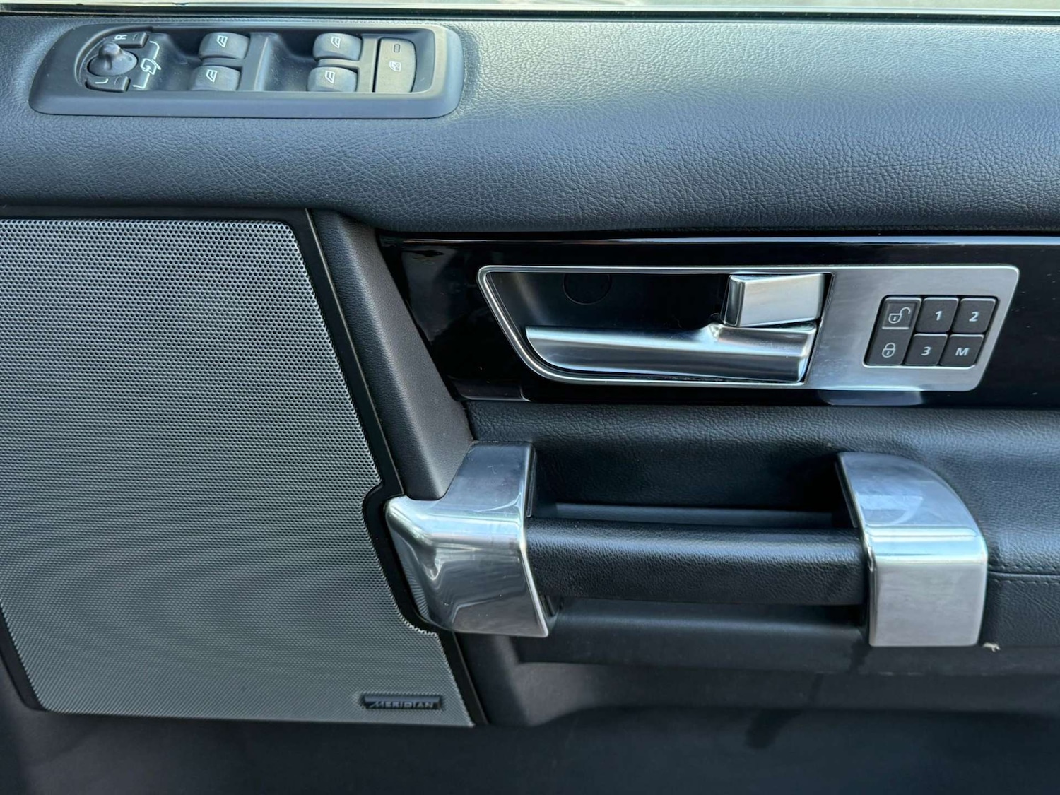 Used Land Rover Discovery 4 2015 for sale - 77001240: Photo 44