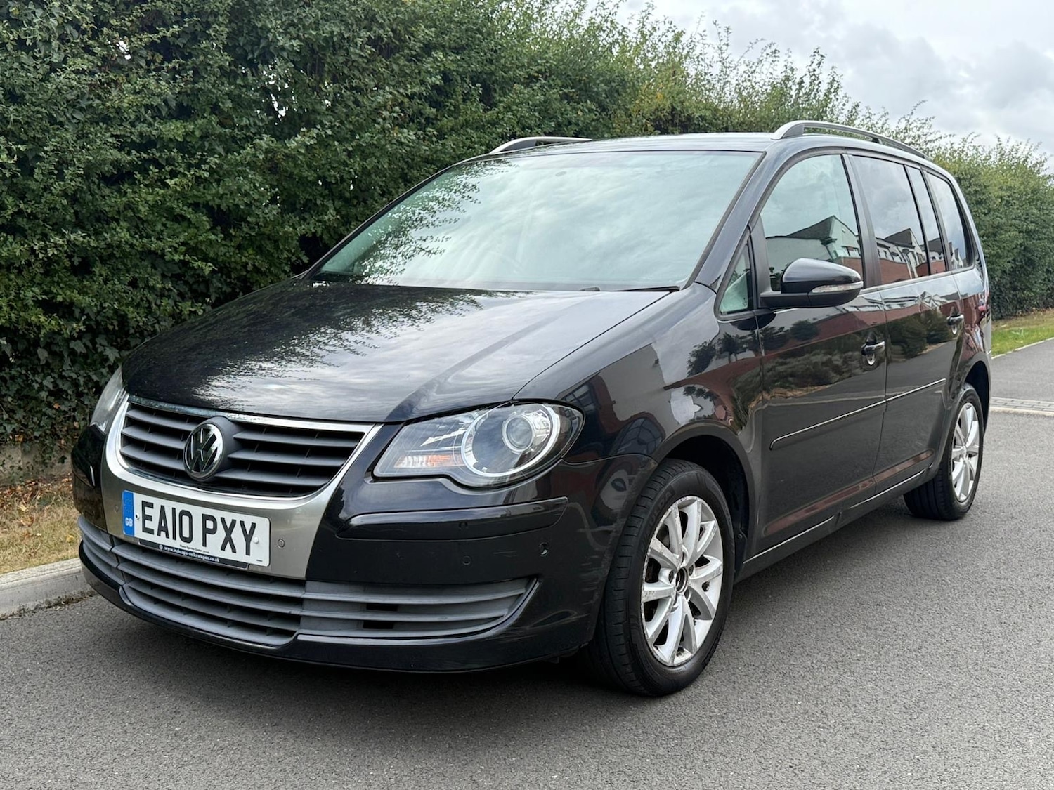 Used Volkswagen Touran 2010 for sale - 76374826: Photo 1