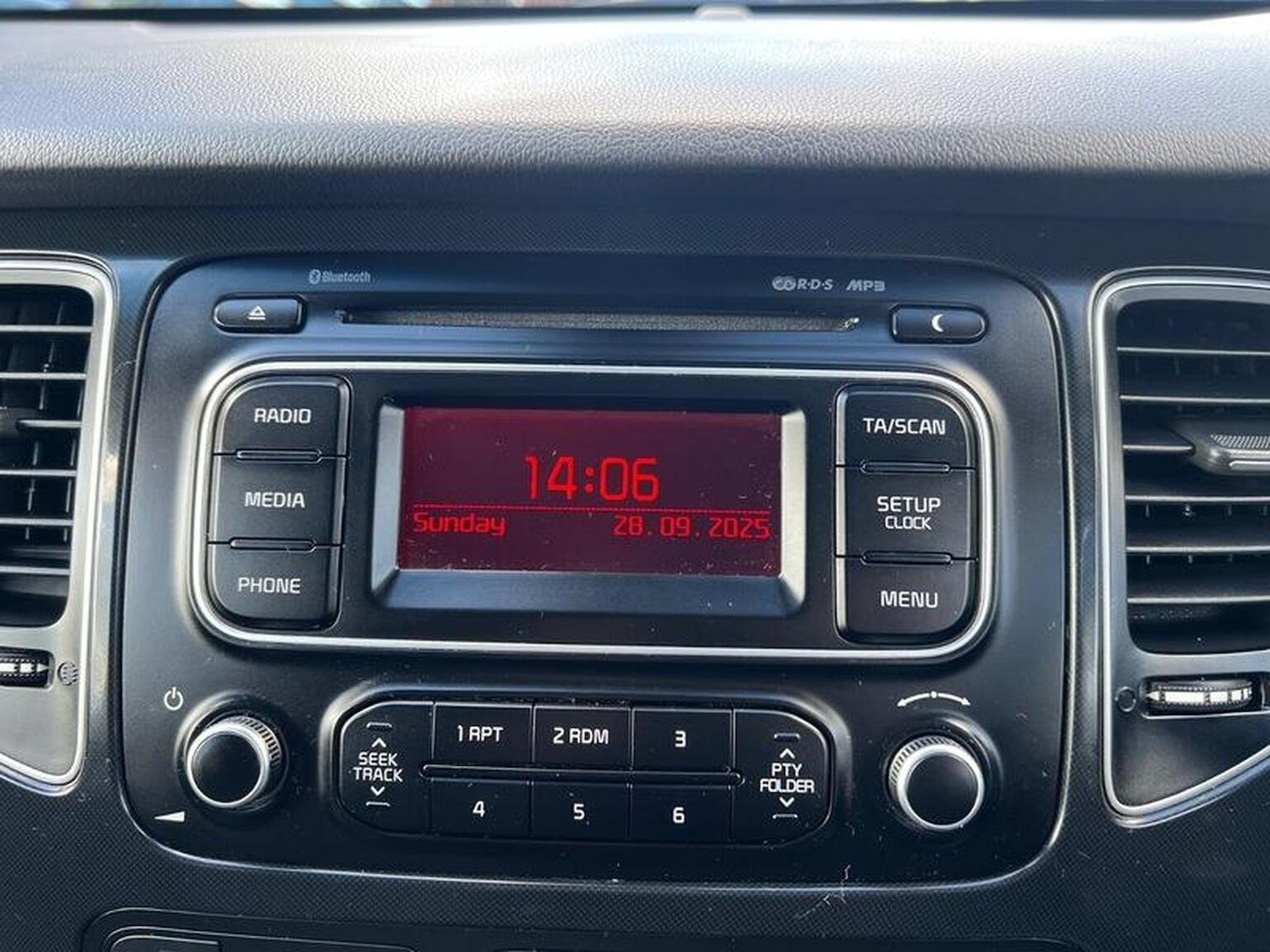 Used Kia Carens 2015 for sale - 76712953: Photo 24