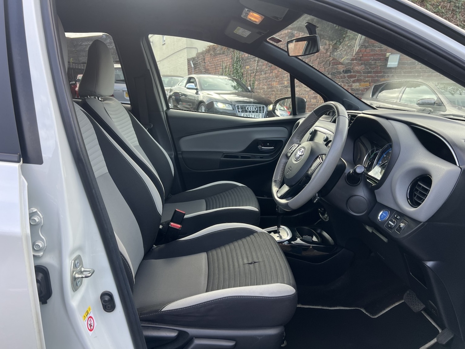 Used Toyota Yaris 2016 for sale - 76751728: Photo 12