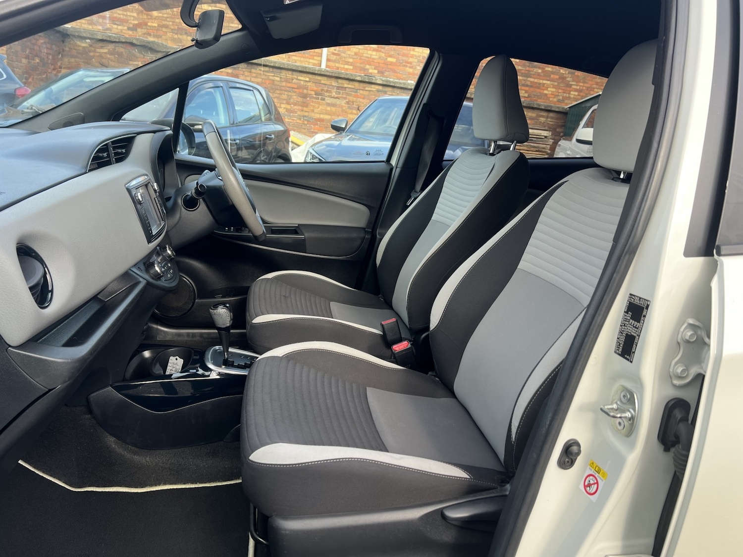 Used Toyota Yaris 2016 for sale - 76751728: Photo 16