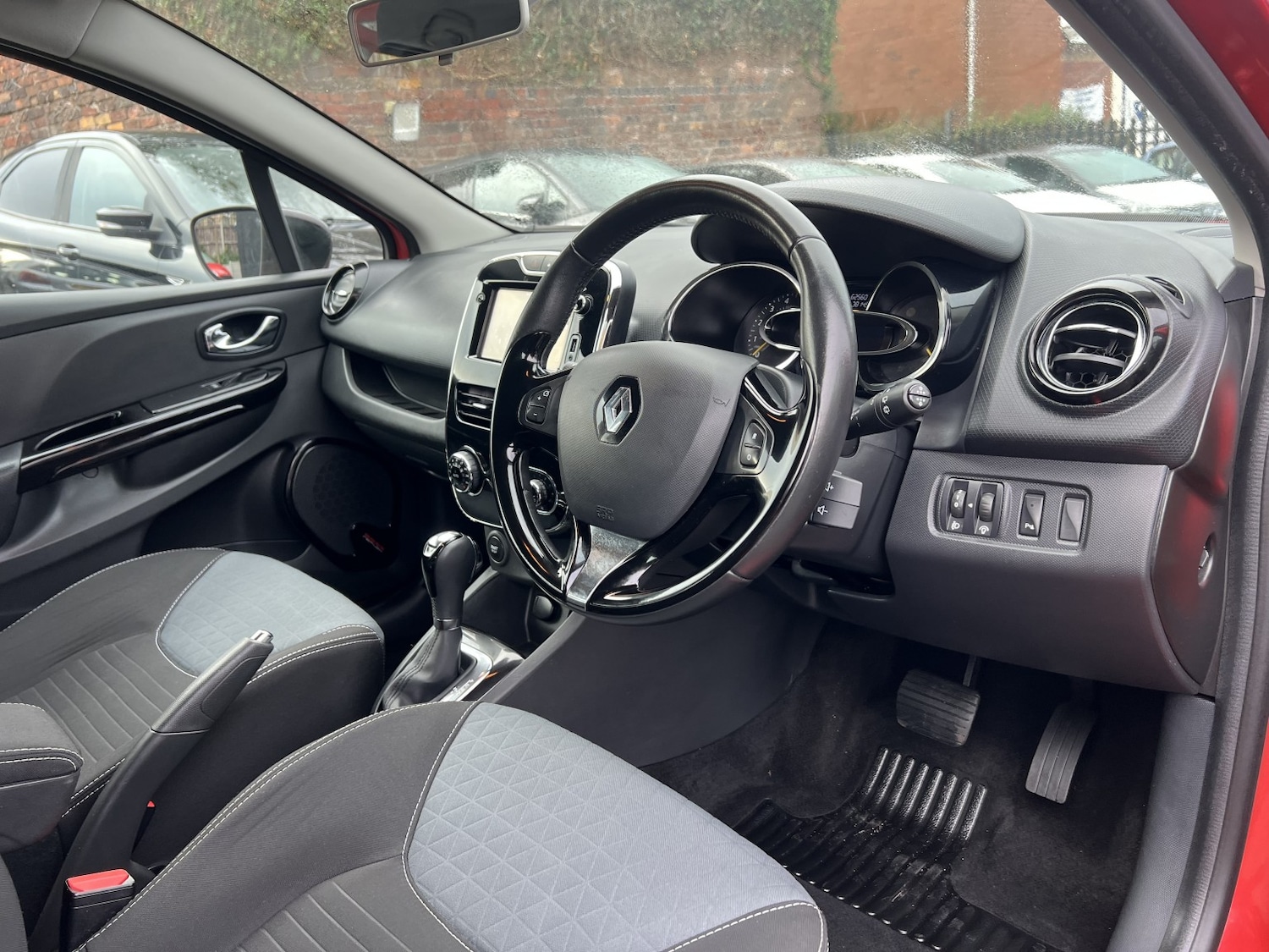 Used Renault Clio 2015 for sale - 76618675: Photo 10