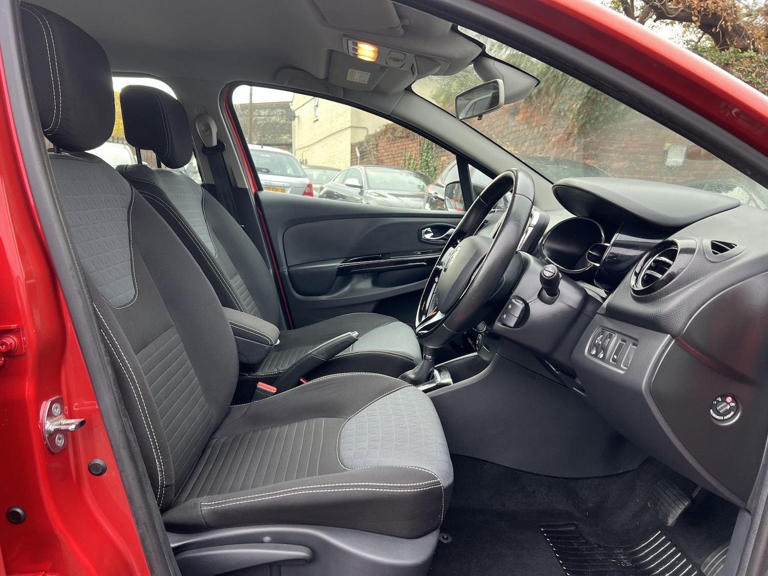 Used Renault Clio 2015 for sale - 76618675: Photo 11