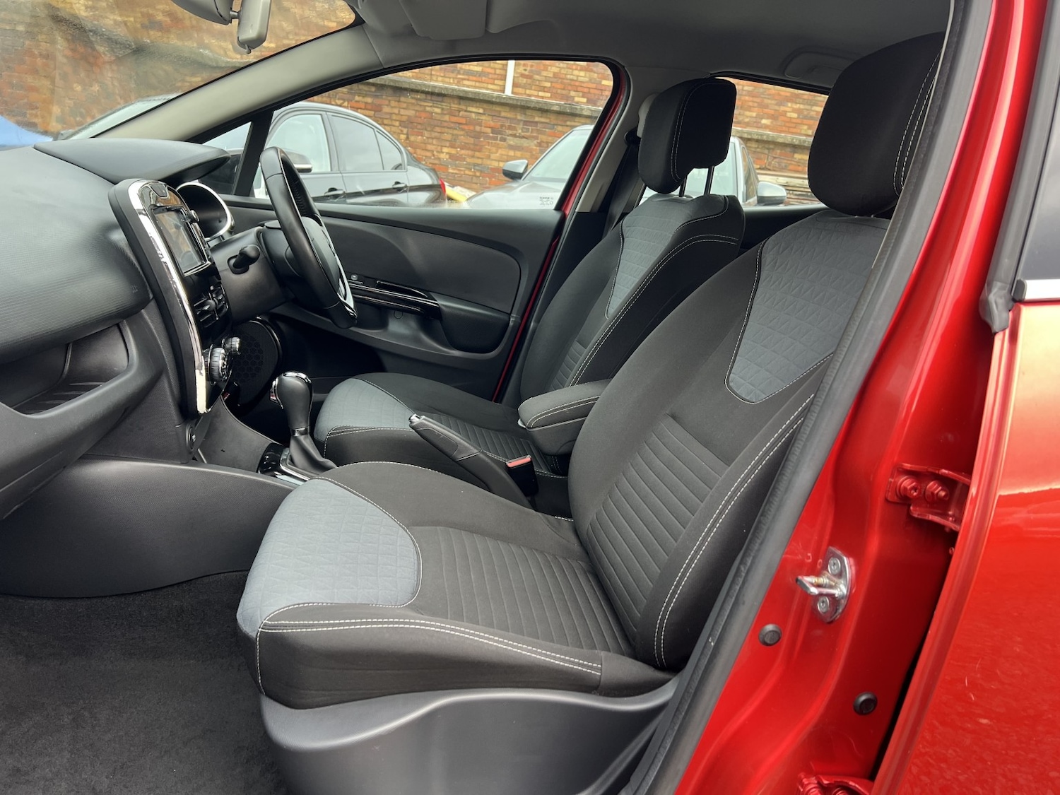 Used Renault Clio 2015 for sale - 76618675: Photo 16