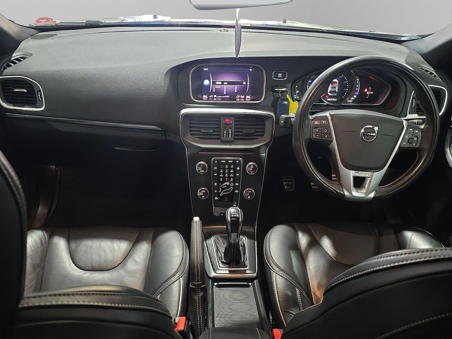 Used Volvo V40 2019 for sale - 76953069: Photo 2