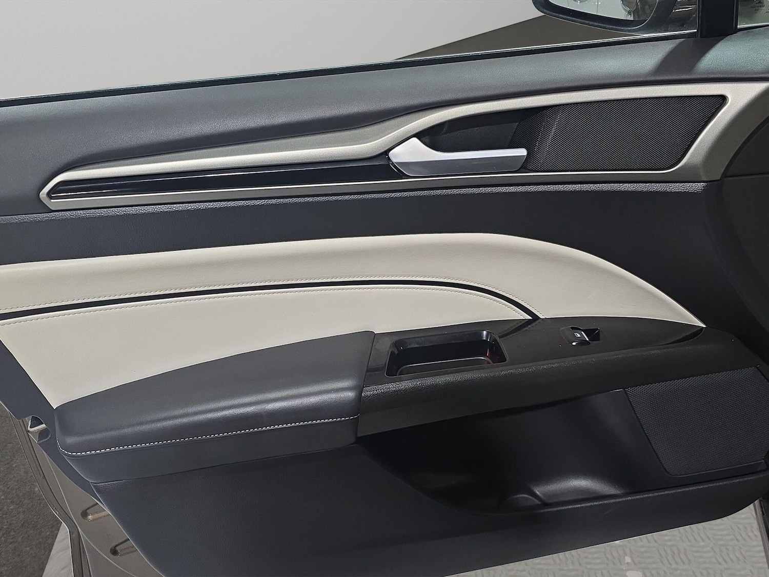 Used Ford Mondeo 2015 for sale - 76786660: Photo 25