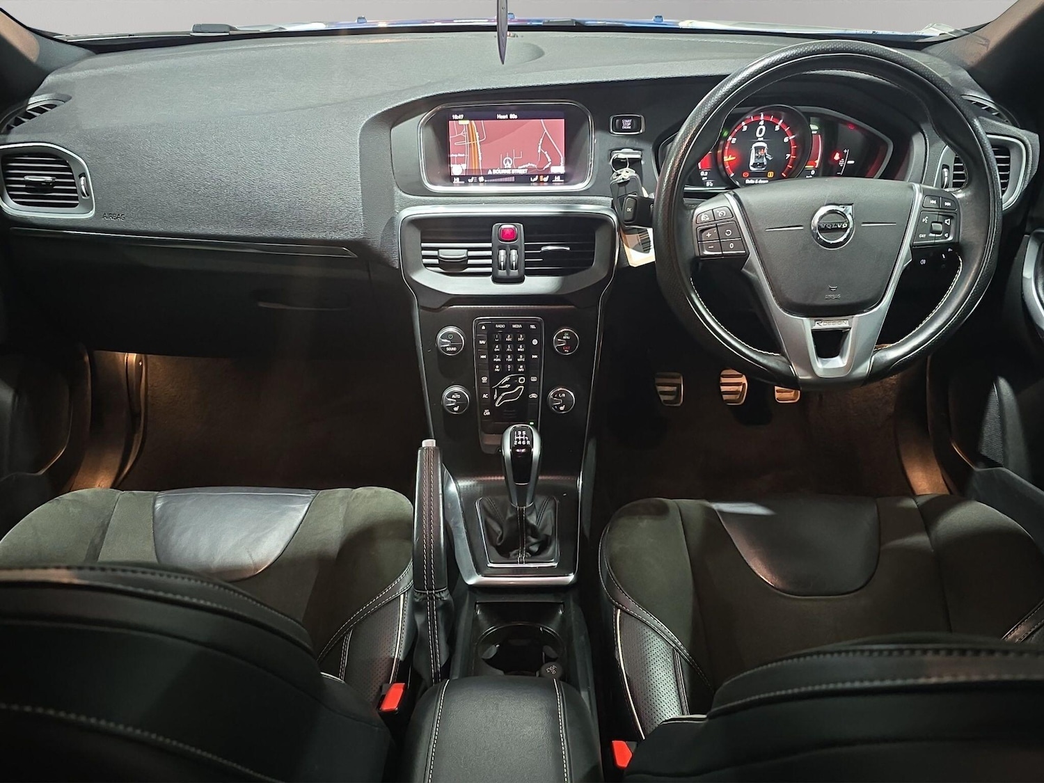 Used Volvo V40 2017 for sale - 77358567: Photo 2