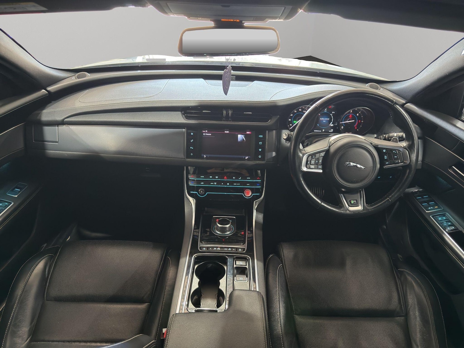 Used Jaguar XF 2018 for sale - 77754181: Photo 2