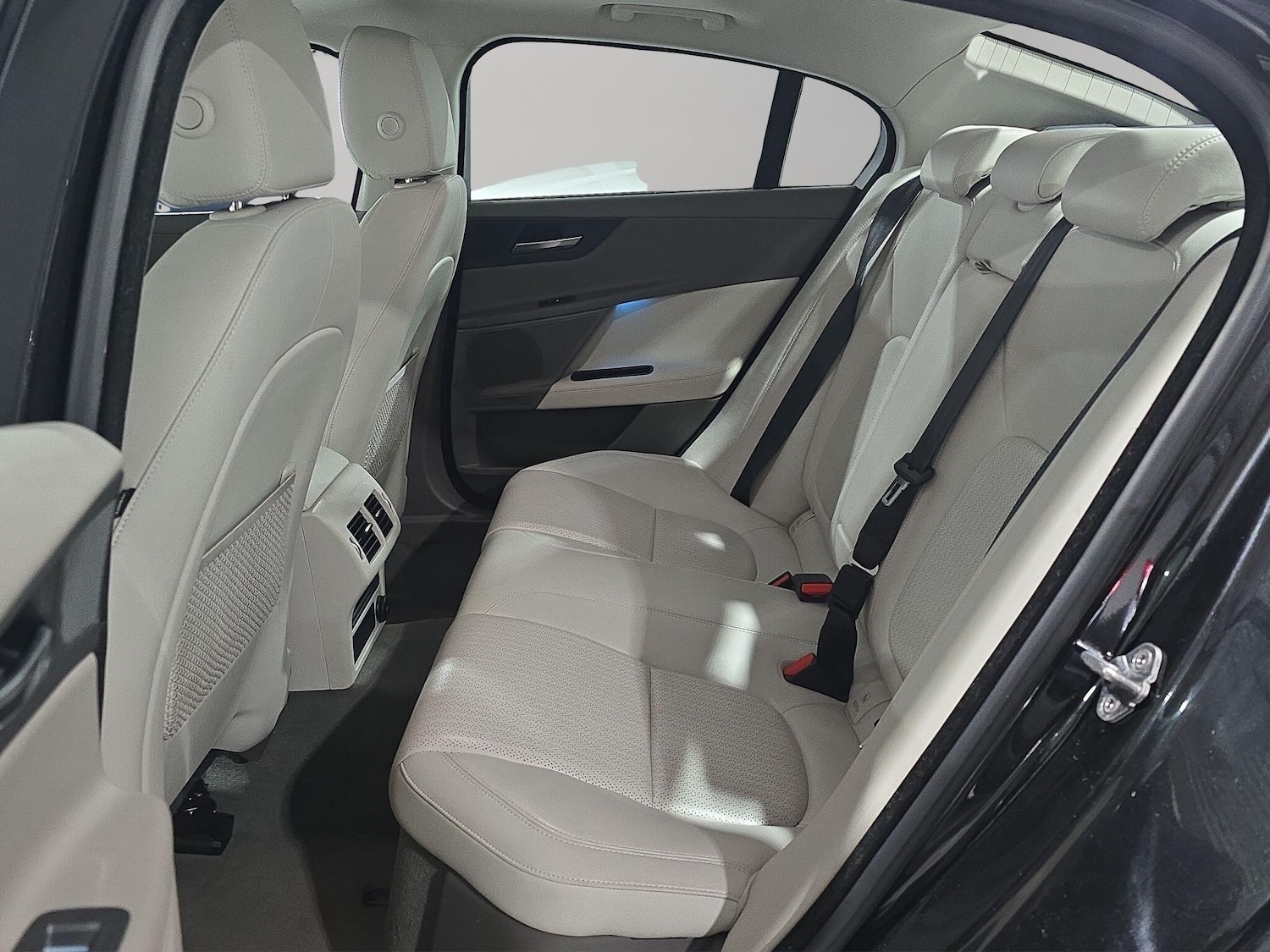 Used Jaguar XE 2017 for sale - 76953057: Photo 15