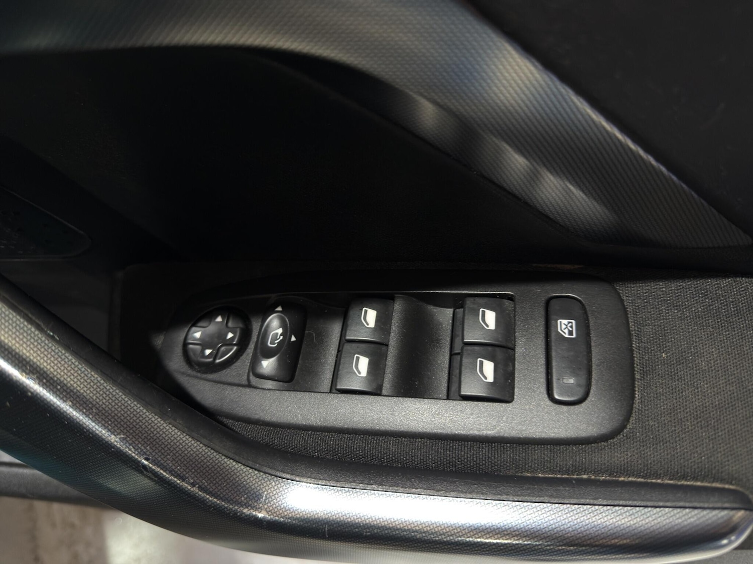 Used Peugeot 2008 2018 for sale - 77898287: Photo 28