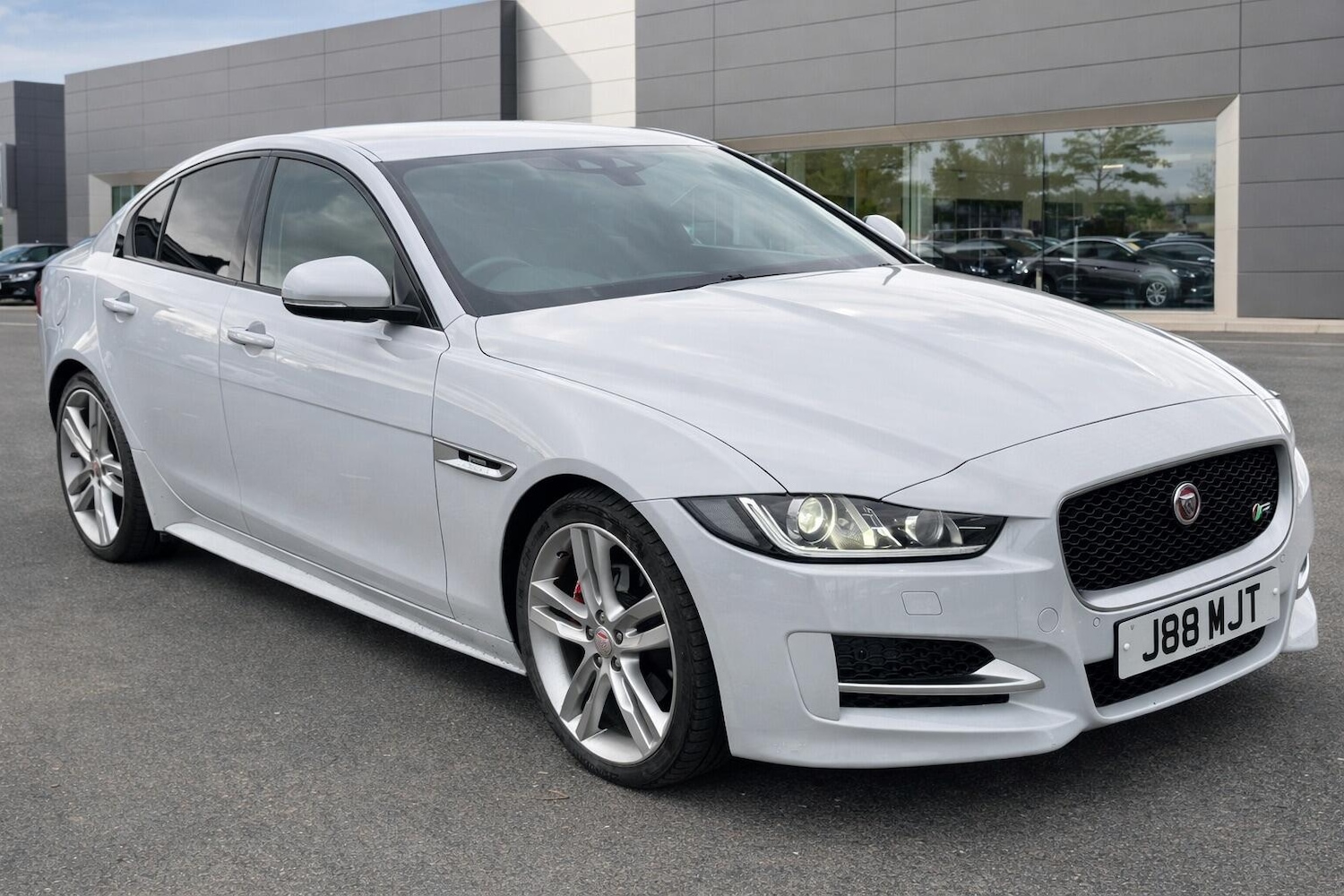 Used Jaguar XE 2016 for sale - 77484330: Photo 3