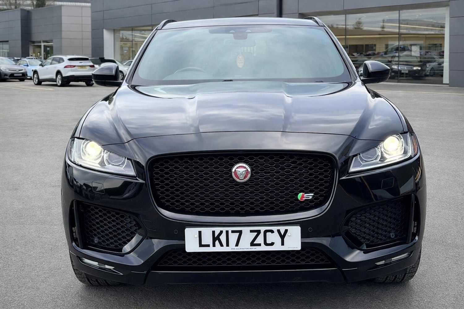 Used Jaguar F-Pace 2017 for sale - 77737680: Photo 2