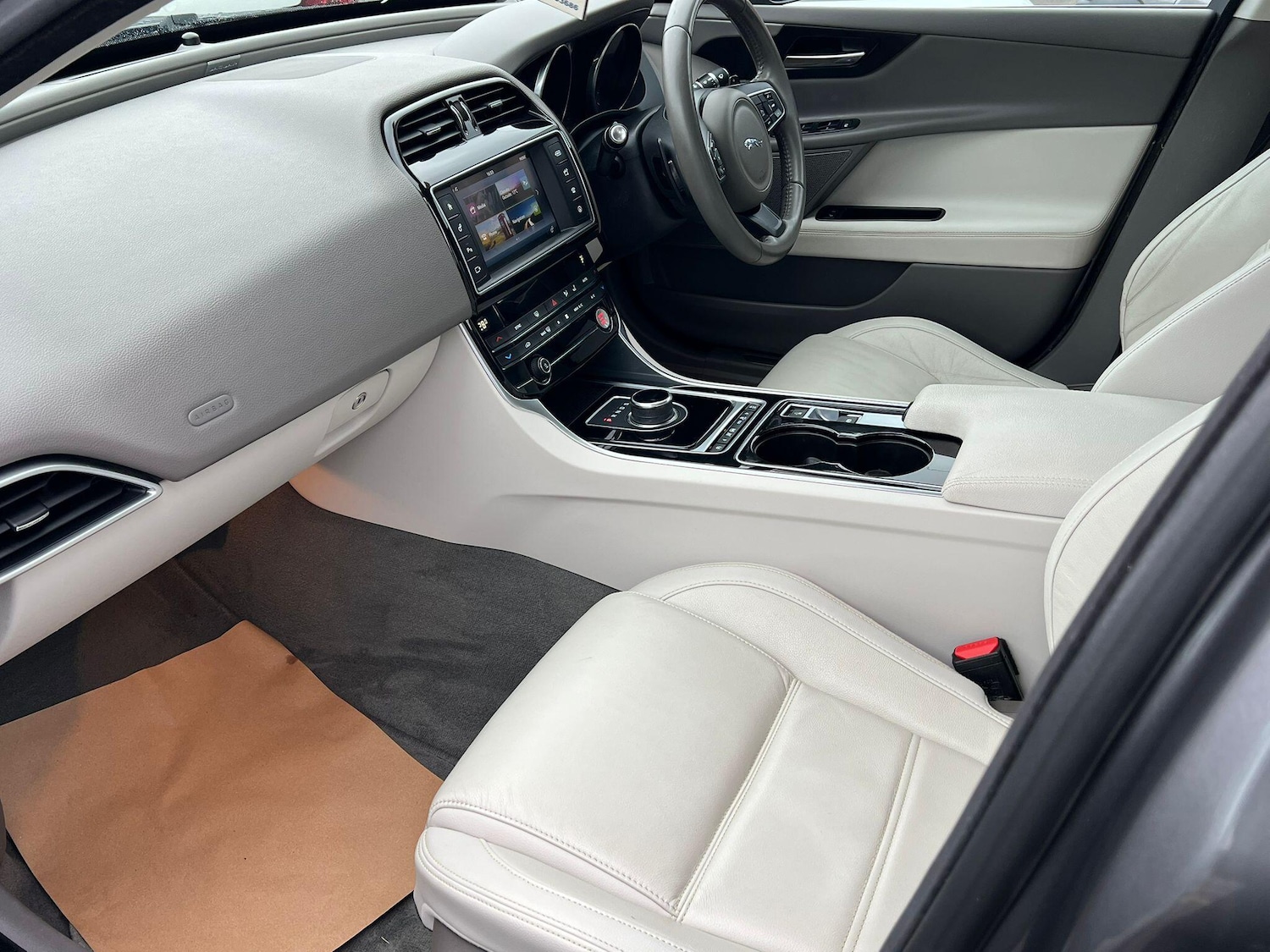 Used Jaguar XE 2017 for sale - 76550503: Photo 12