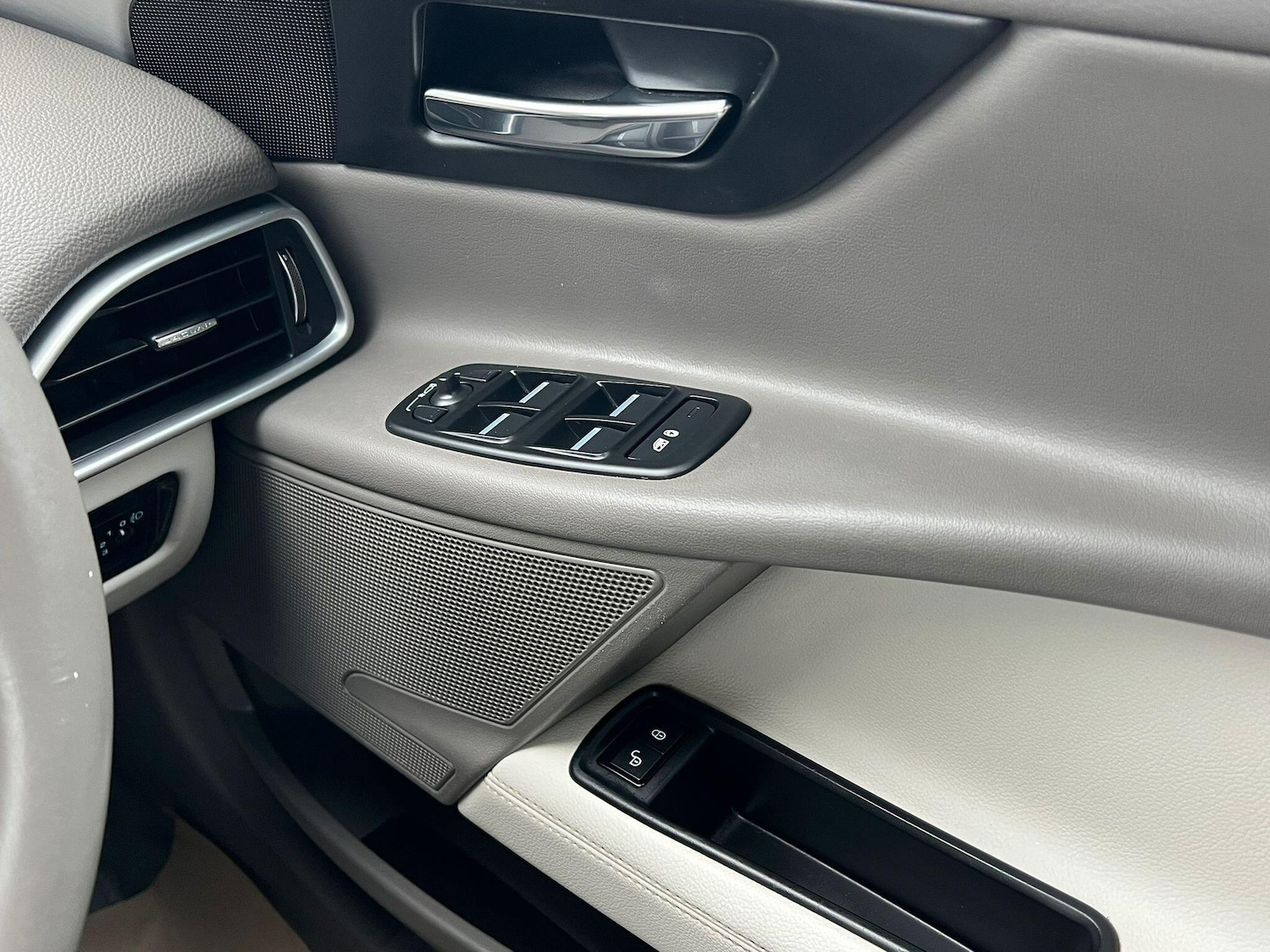 Used Jaguar XE 2017 for sale - 76550503: Photo 18