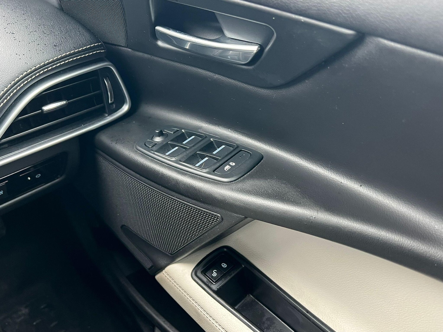 Used Jaguar XE 2017 for sale - 76666907: Photo 23