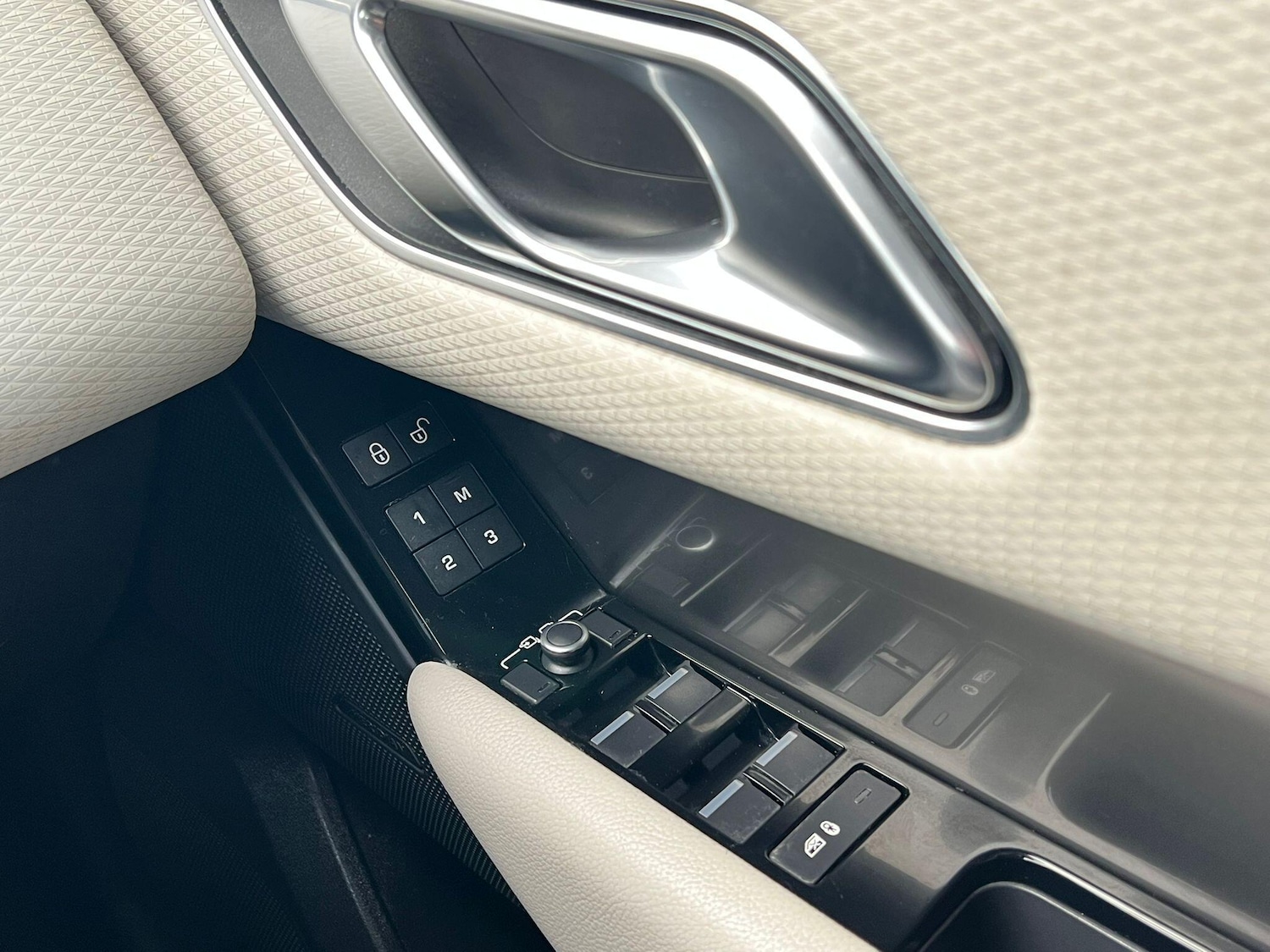 Used Land Rover Range Rover Velar 2017 for sale - 76714756: Photo 26