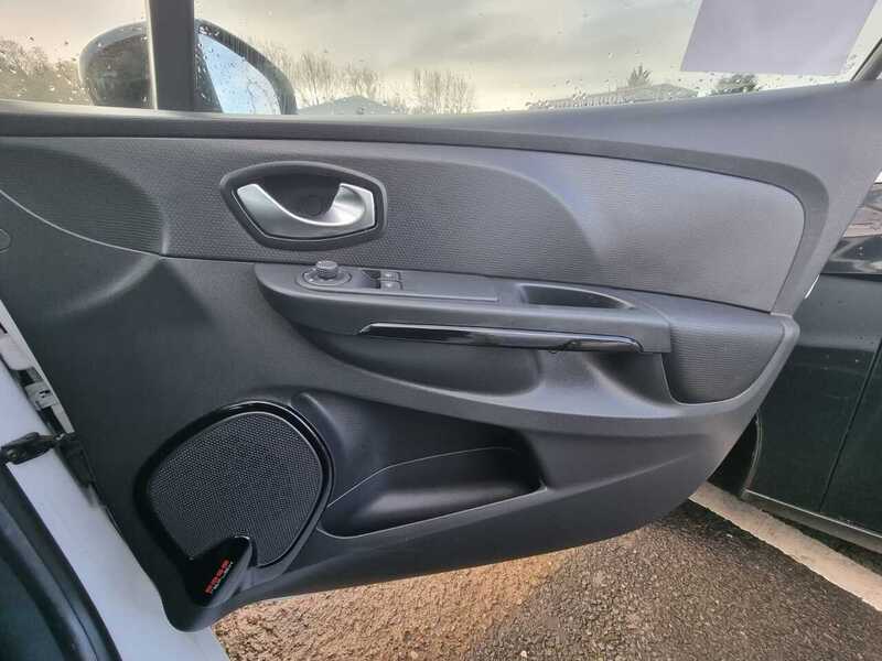 Used Renault Clio 2015 for sale - 76368332: Photo 33