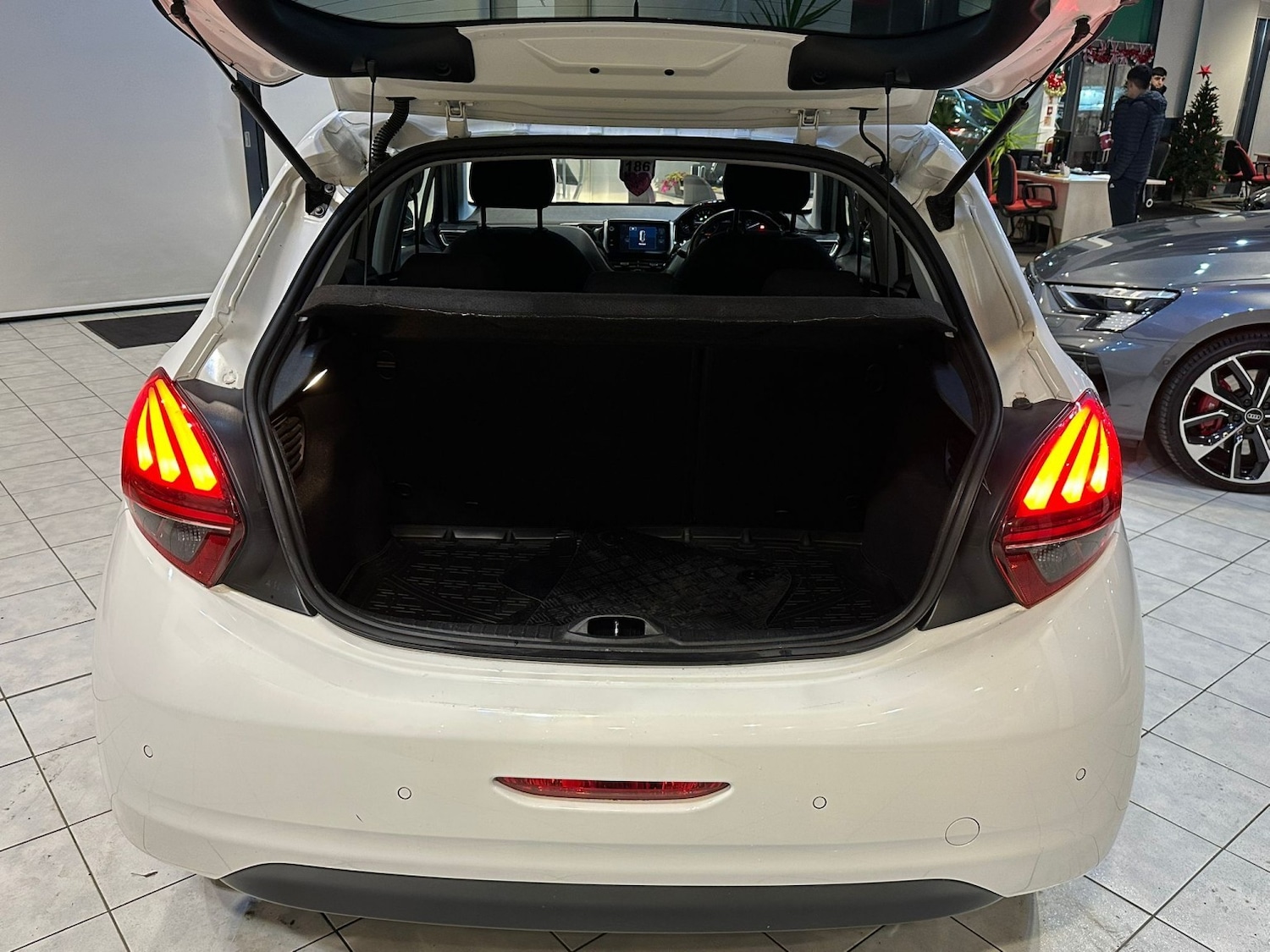 Used Peugeot 208 2017 for sale - 78197950: Photo 7