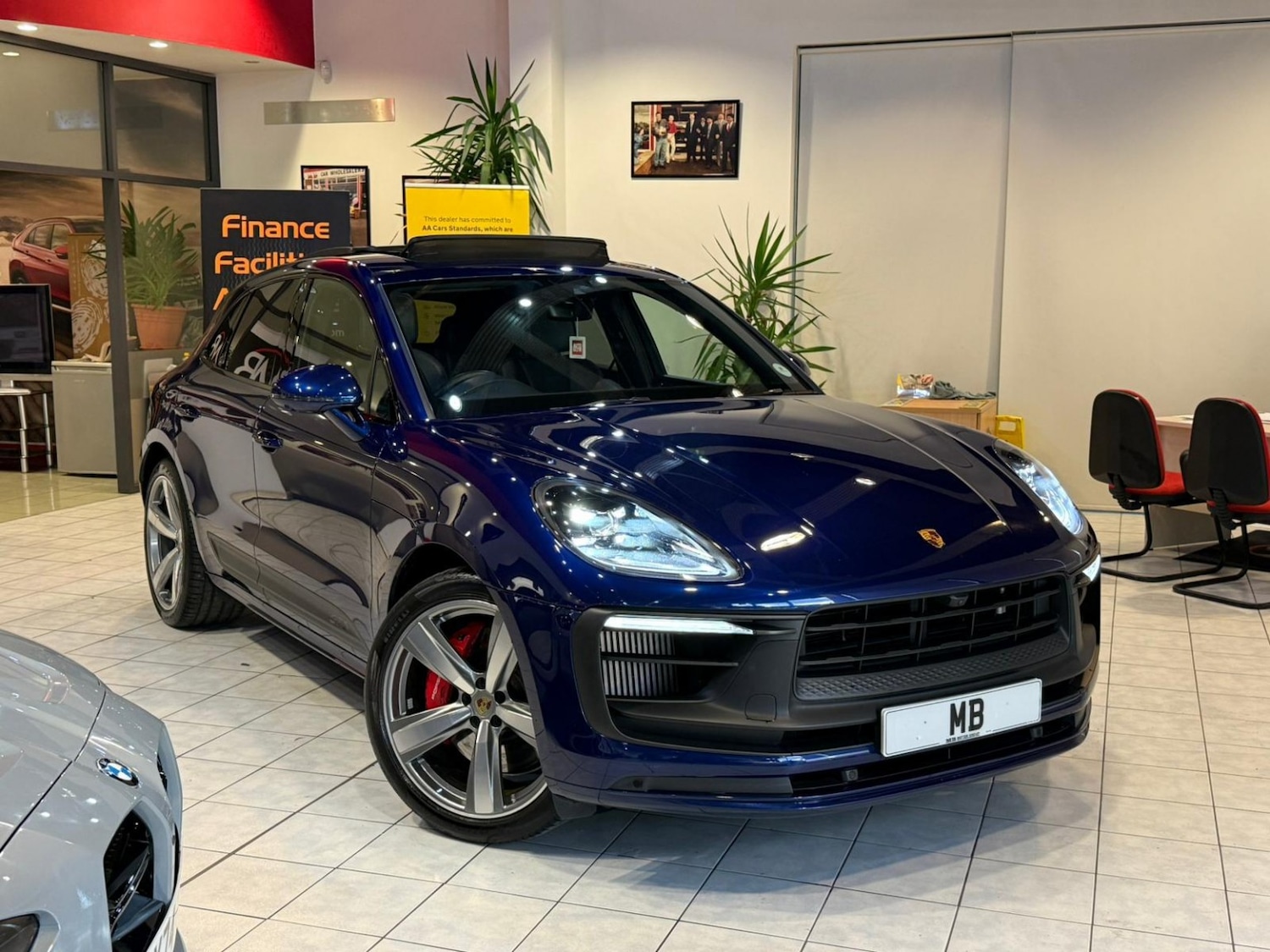 Used Porsche Macan 2023 for sale - 76358122: Photo 1
