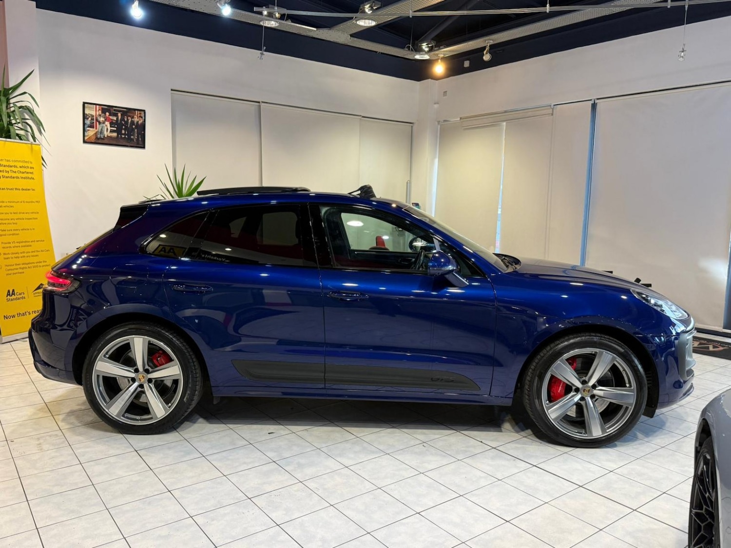 Used Porsche Macan 2023 for sale - 76358122: Photo 11