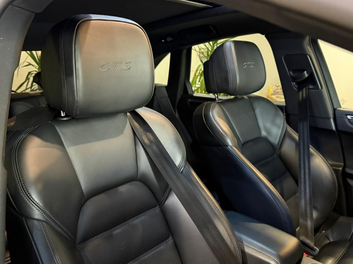 Used Porsche Macan 2023 for sale - 76358122: Photo 16