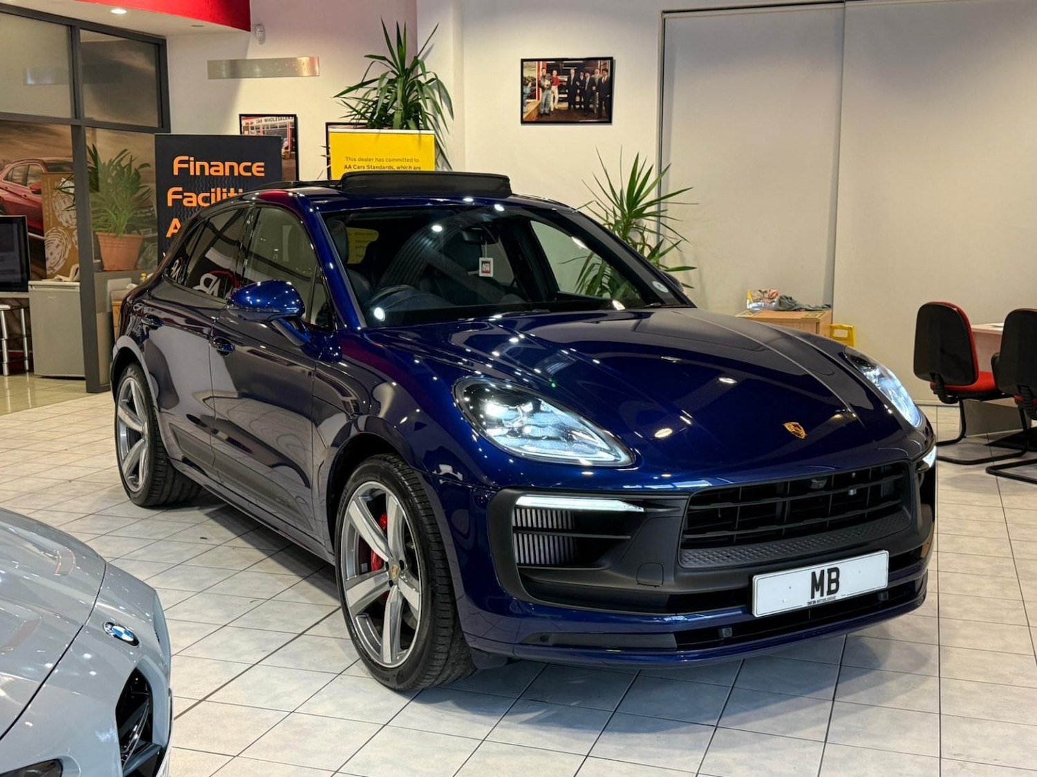 Used Porsche Macan 2023 for sale - 76358122: Photo 2