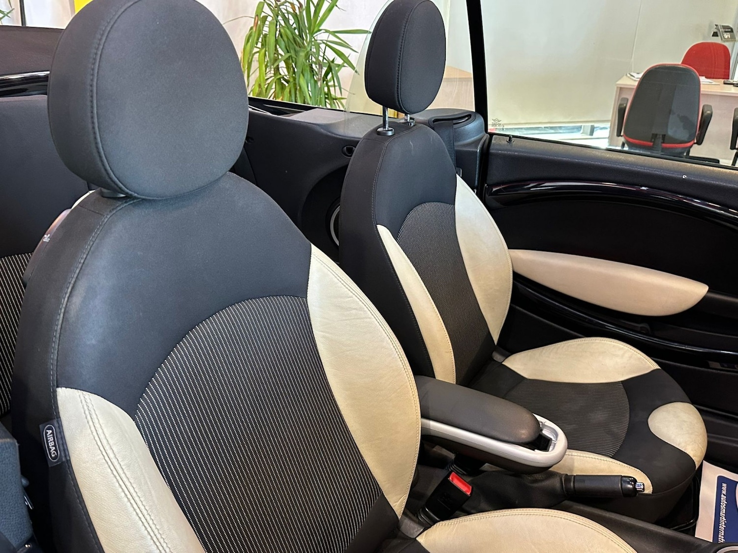 Used MINI Convertible 2010 for sale - 76656095: Photo 13