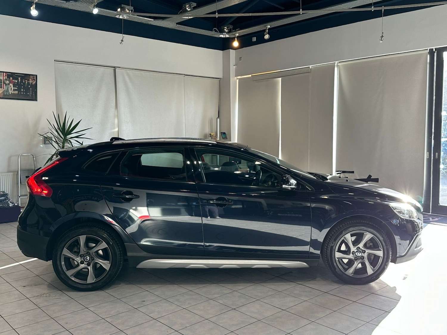 Used Volvo V40 Cross Country 2016 for sale - 76521047: Photo 4