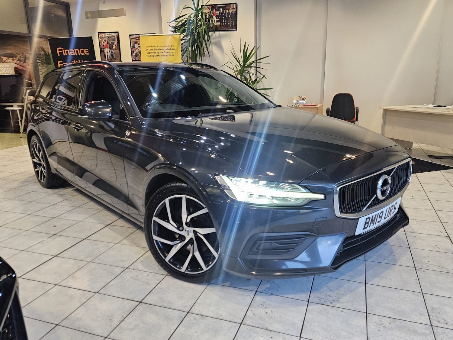 Used Volvo V60 2019 for sale - 76896895: Photo 1
