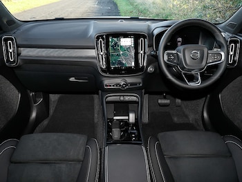 Used Volvo XC40 2025 for sale - 76199390: Photo 2