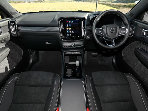 Used Volvo XC40 2025 for sale - 76199509: Photo 2