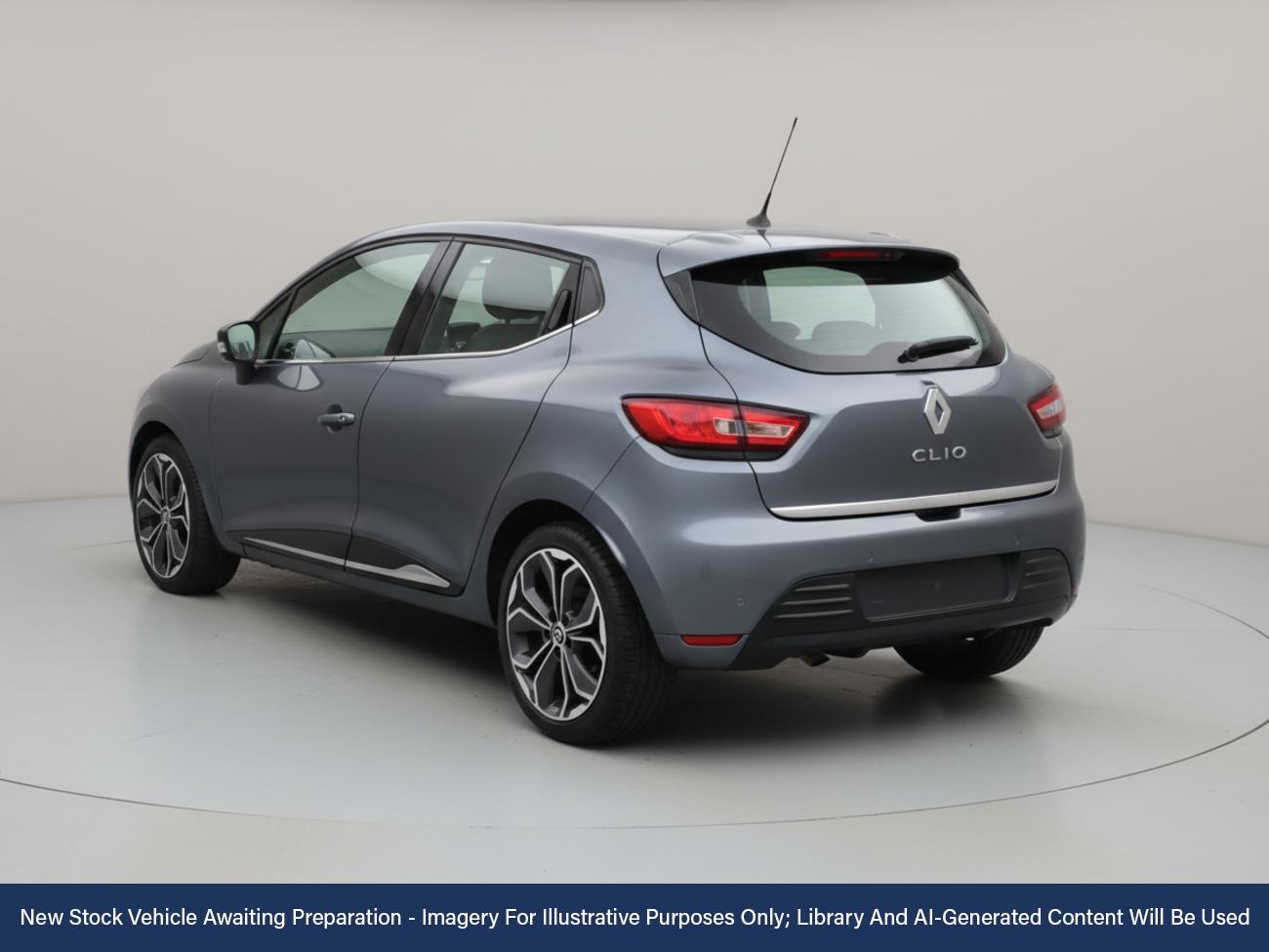 Used Renault Clio 2018 for sale - 76782906: Photo 2