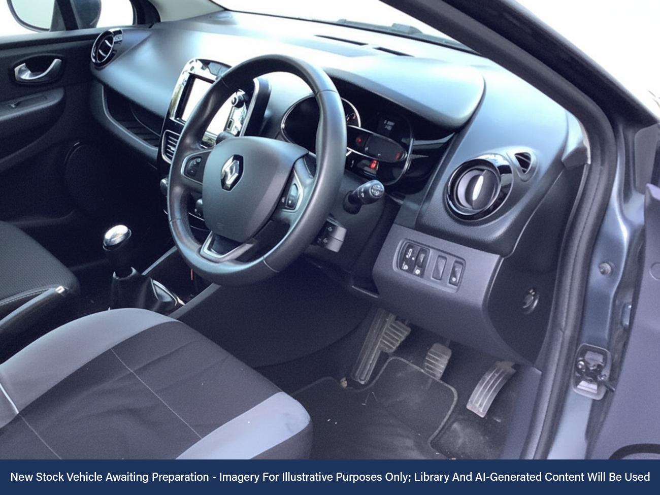 Used Renault Clio 2018 for sale - 76782906: Photo 3